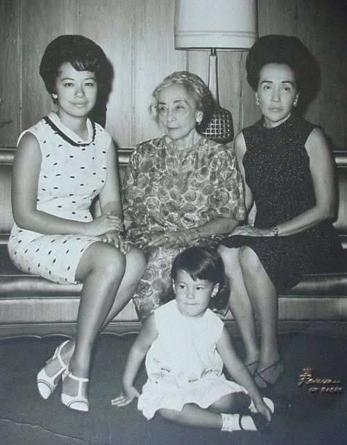 La Bulaqueña model, Emiliana with her daughter, granddaughter and great grand daughter. Photo: orosa.org