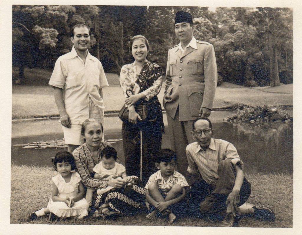 Antonio Garcia Llamas with Sukarno and his wife Fatmawati, their children: the future president of Indonesia, Megawati, Rachmawati and Guntur
