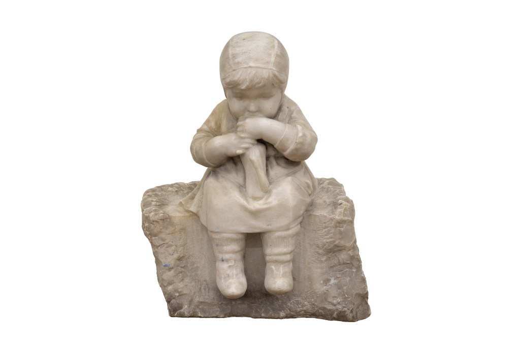 Félix Pardo de Tavera y Gorricho (Manila, 1859 – Paris, 1932). Niña con muñeca (Girl with Doll). Marble sculpture, 48 cm high. Signed at lower right.