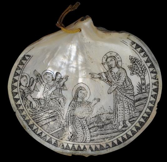 Rare set of engraved baptismal shells, 17th–18th century,  mother-of-pearl and mussel shells, engraved and filled with black pigment, largest shell: 16 cm; smaller shell: 12.5 cm.