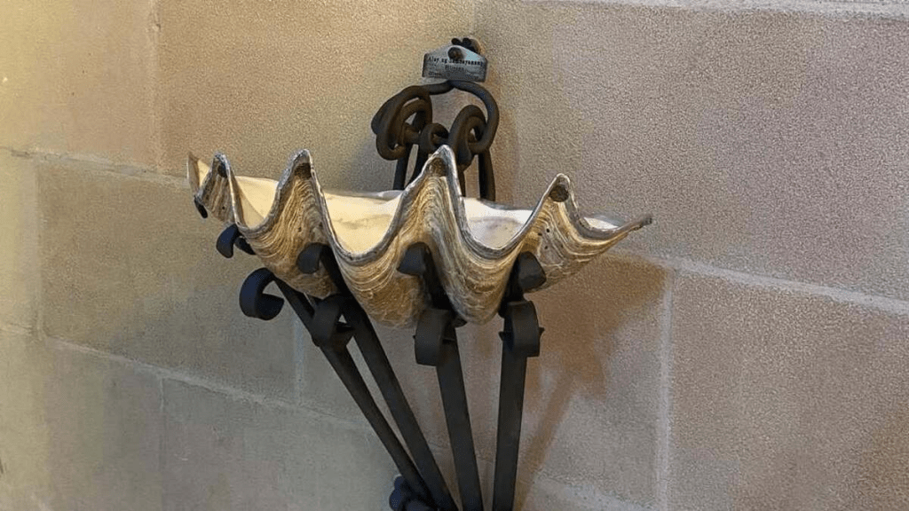 At the Sagrada Família, six holy water fonts made from Philippine giant clam shells (Tridacna gigas, taklobo) are easily overlooked. Donated by the Philippines in 2010 in line with Antoni Gaudí’s original design, each bears a bilingual plaque: “Alay ng Sambayanang Filipino / Ofrenda del pueblo Filipino.”