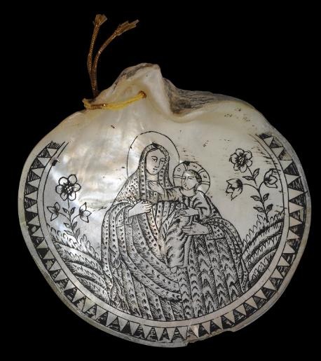 Rare set of engraved baptismal shells, 17th–18th century, mother-of-pearl and mussel shells, engraved and filled with black pigment, largest shell: 16 cm; smaller shell: 12.5 cm.