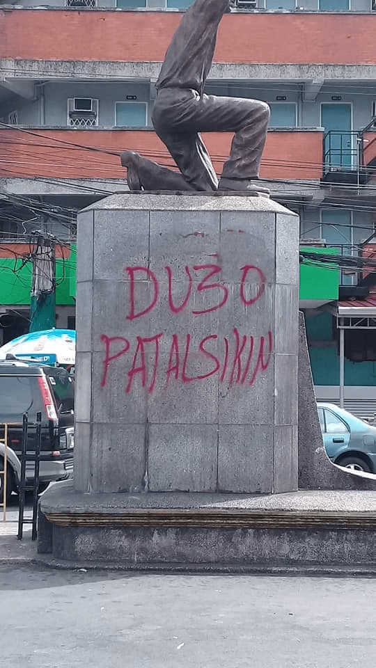 Chino Roces's monument in Mendiola is sprayed with Du30 Patalsikin, which means Duterte should be ousted in Tagalog c. 2020 Source: Mindavote Facebook Page